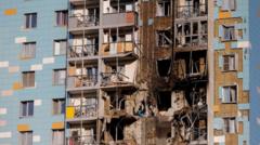 Edificio de varios pisos con daños visibles en la fachada y estructuras expuestas.