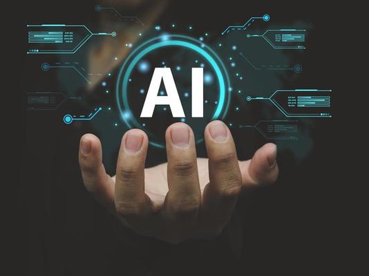 Una mano extendida sosteniendo un símbolo de inteligencia artificial con gráficos digitales alrededor.